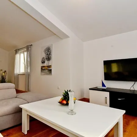 Pinia With Pool, 빌라 *