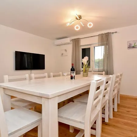 Pinia With Pool, Villa