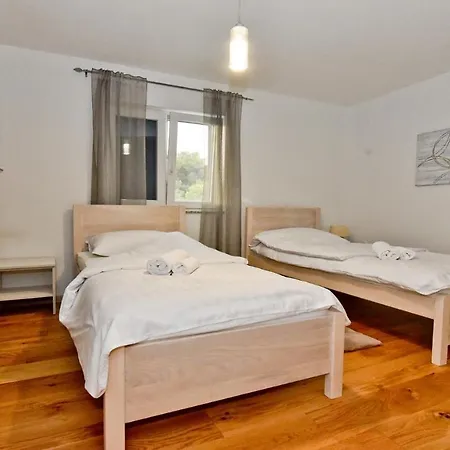 Villa Pinia With Pool,