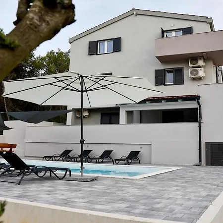 Pinia With Pool, ヴィラ ザダル