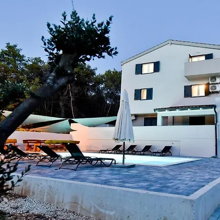 Pinia With Pool, Villa *