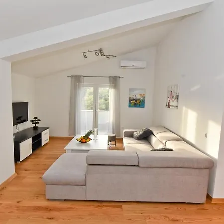 Villa Pinia With Pool,