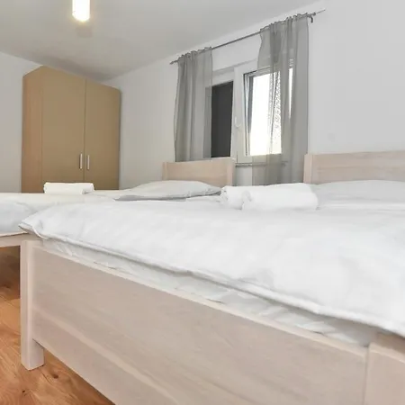 Pinia With Pool, ヴィラ ザダル